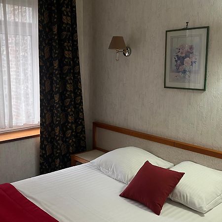 Hotel Val Saint Hilaire Givet Bagian luar foto