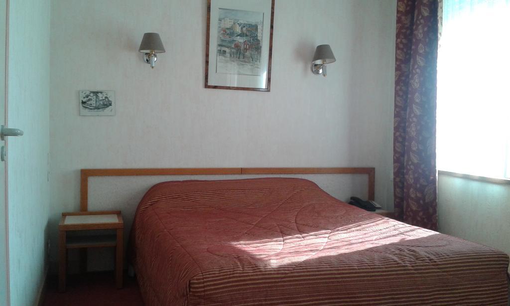 Hotel Val Saint Hilaire Givet Bagian luar foto