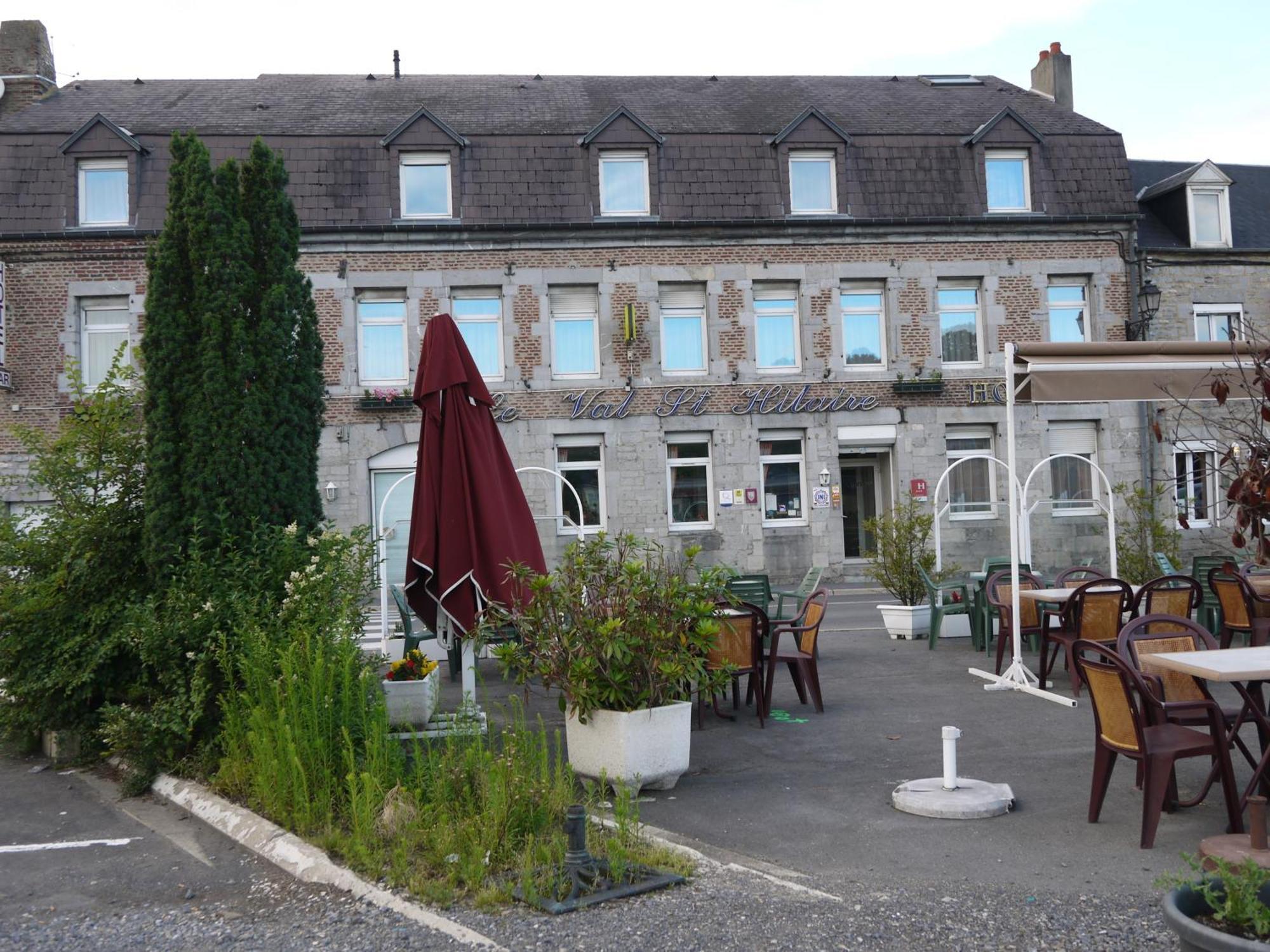 Hotel Val Saint Hilaire Givet Bagian luar foto