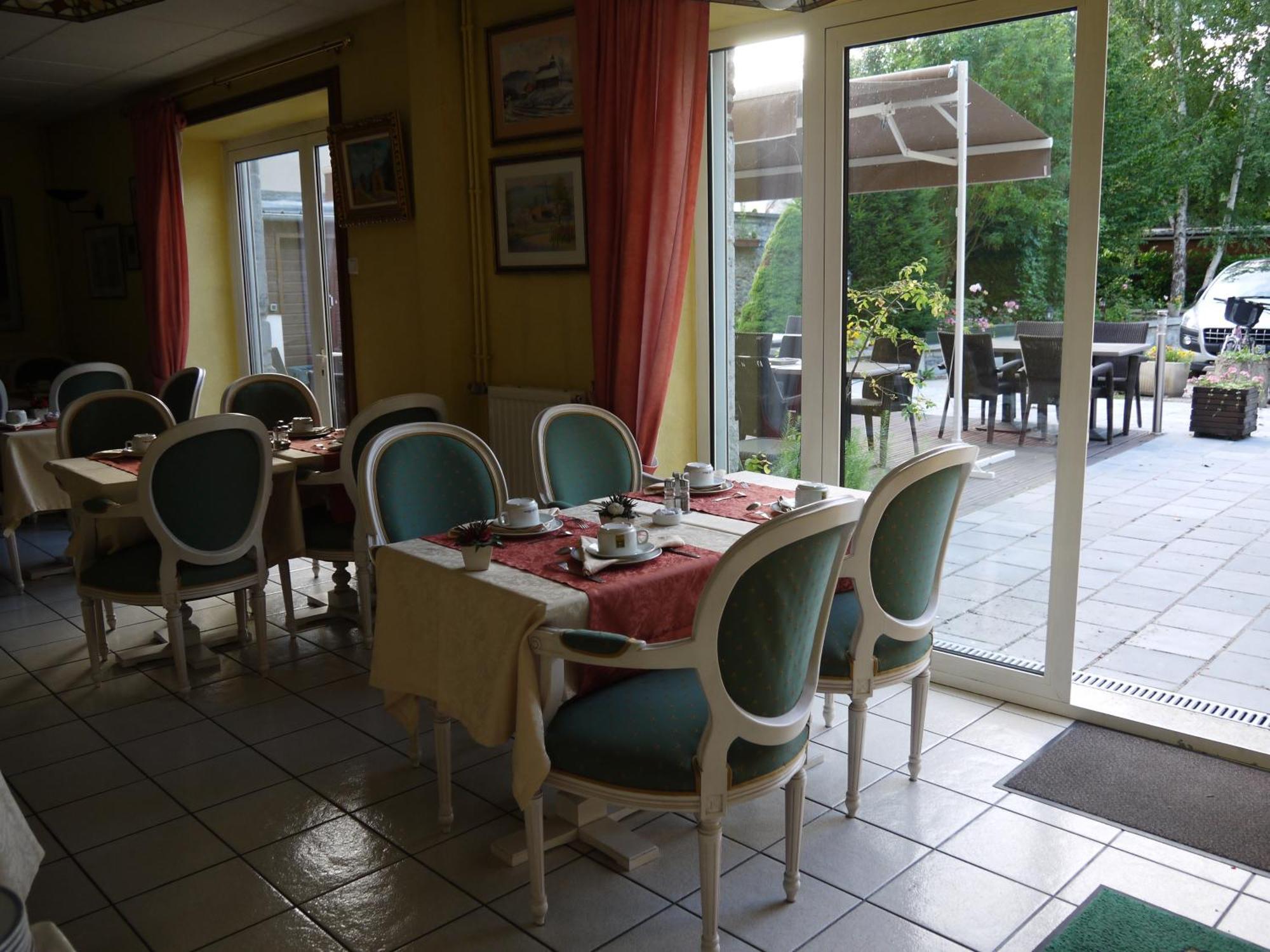 Hotel Val Saint Hilaire Givet Bagian luar foto