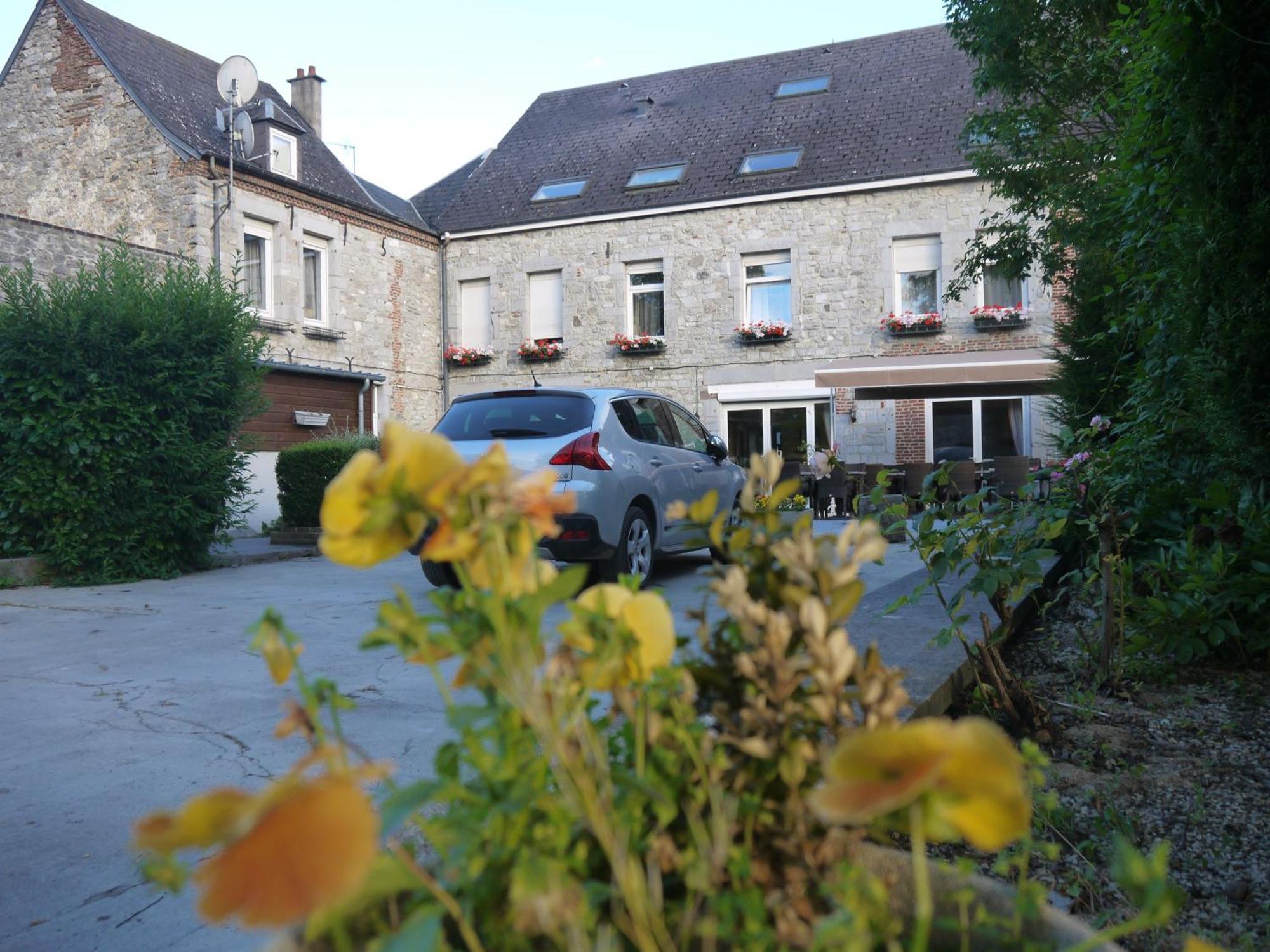 Hotel Val Saint Hilaire Givet Bagian luar foto