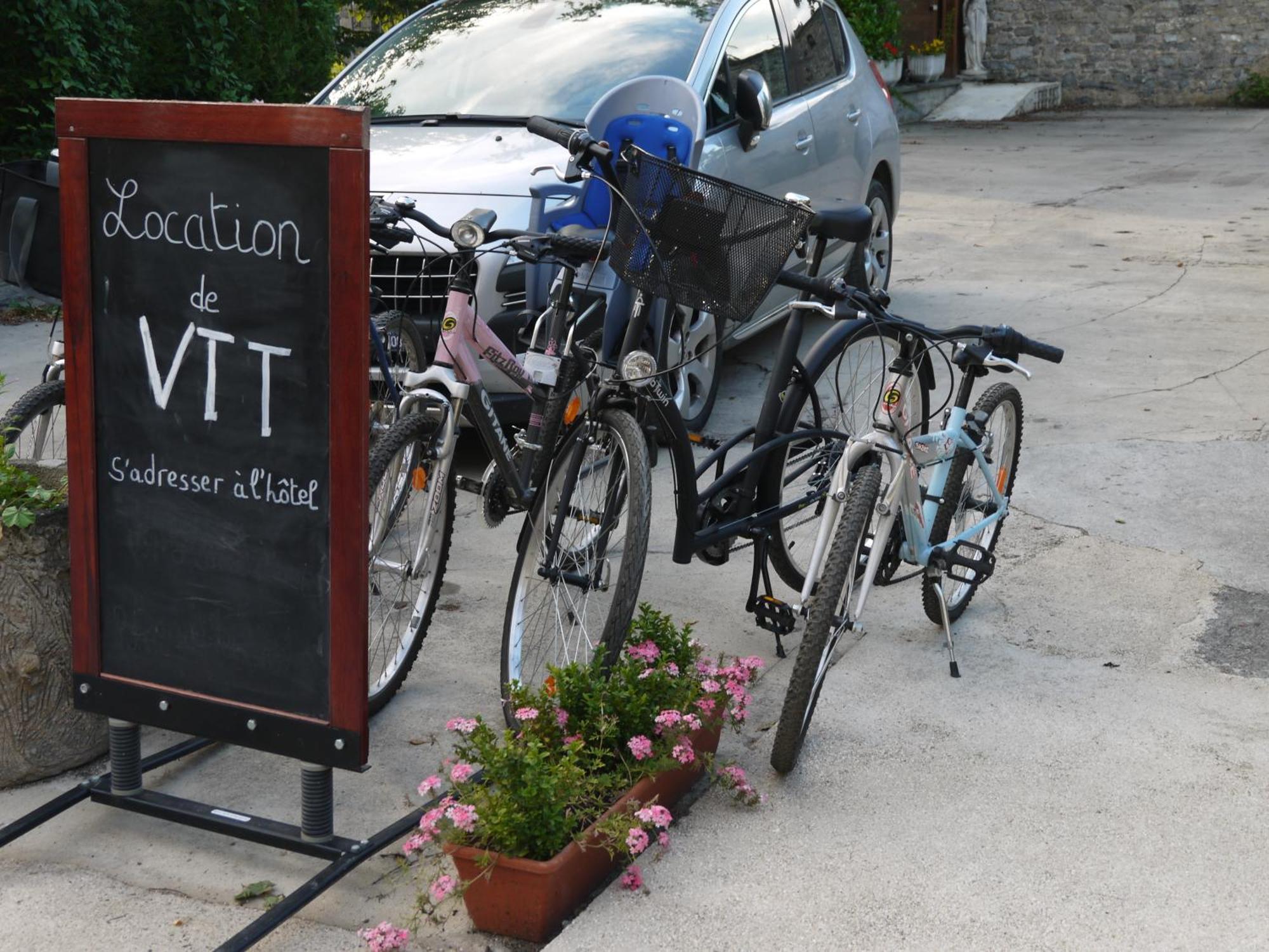 Hotel Val Saint Hilaire Givet Bagian luar foto