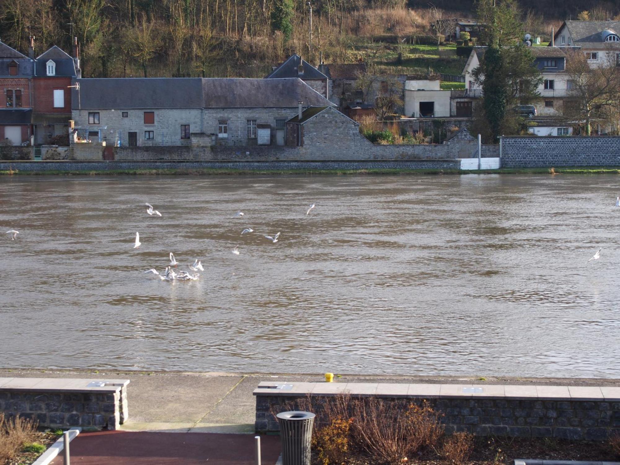 Hotel Val Saint Hilaire Givet Ruang foto