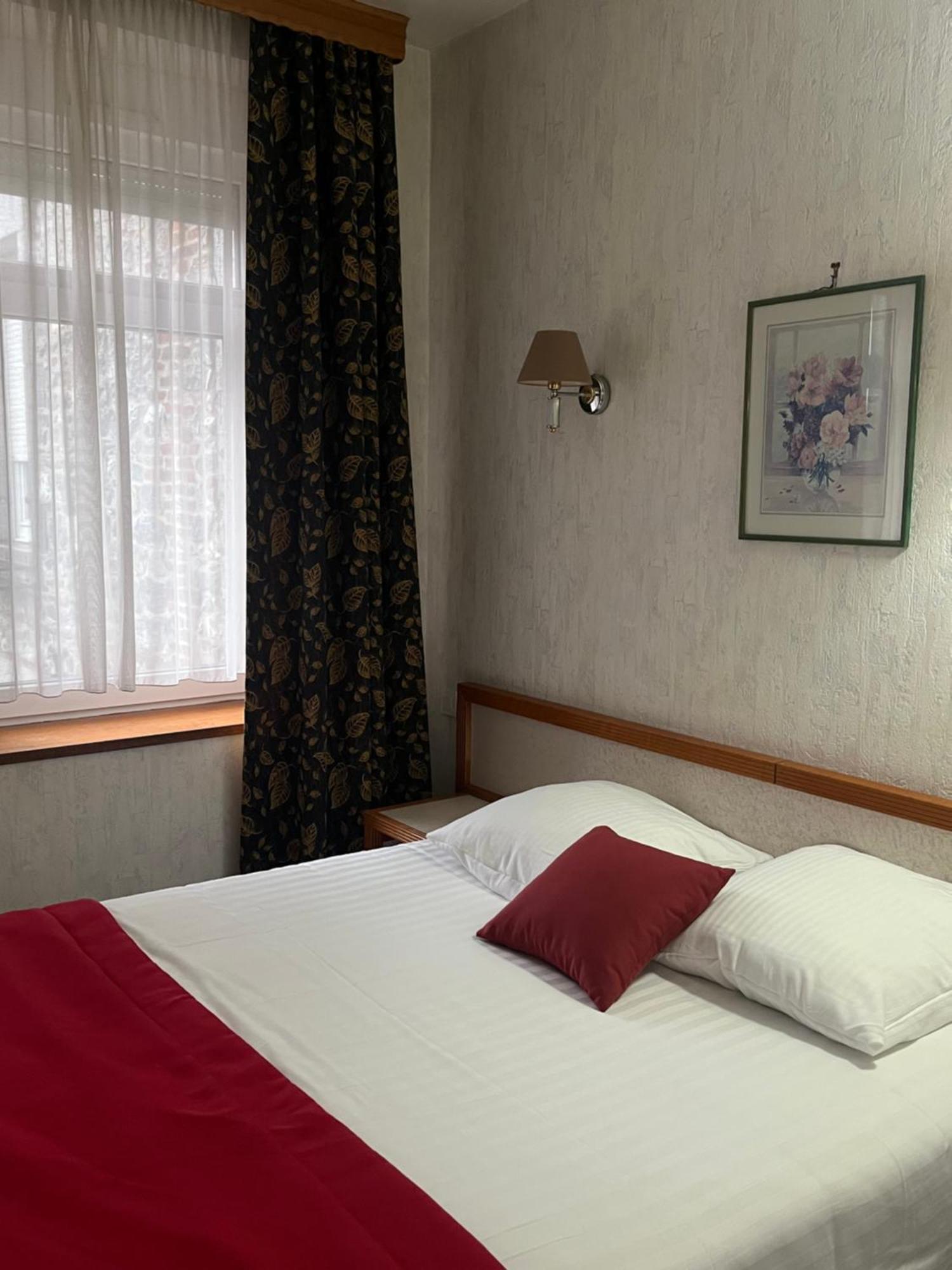 Hotel Val Saint Hilaire Givet Bagian luar foto