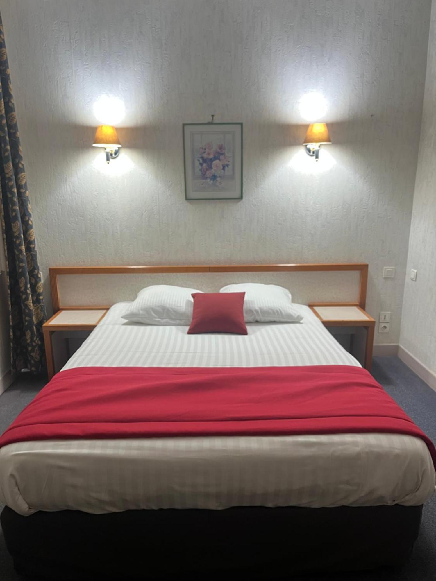 Hotel Val Saint Hilaire Givet Bagian luar foto