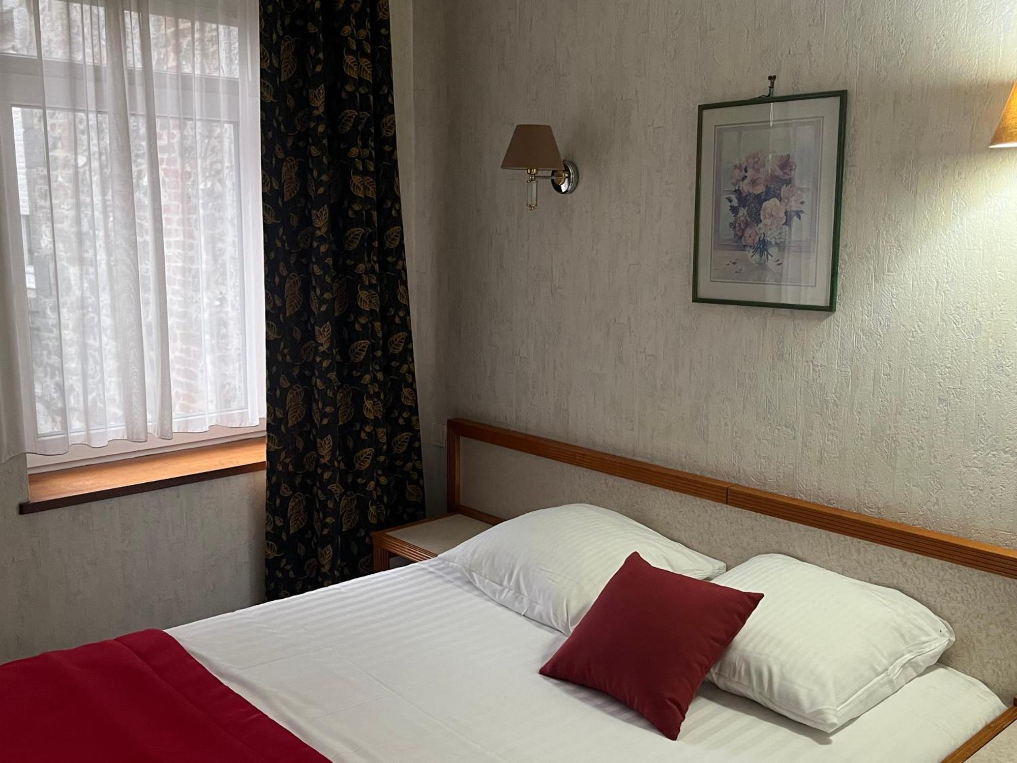 Hotel Val Saint Hilaire Givet Bagian luar foto