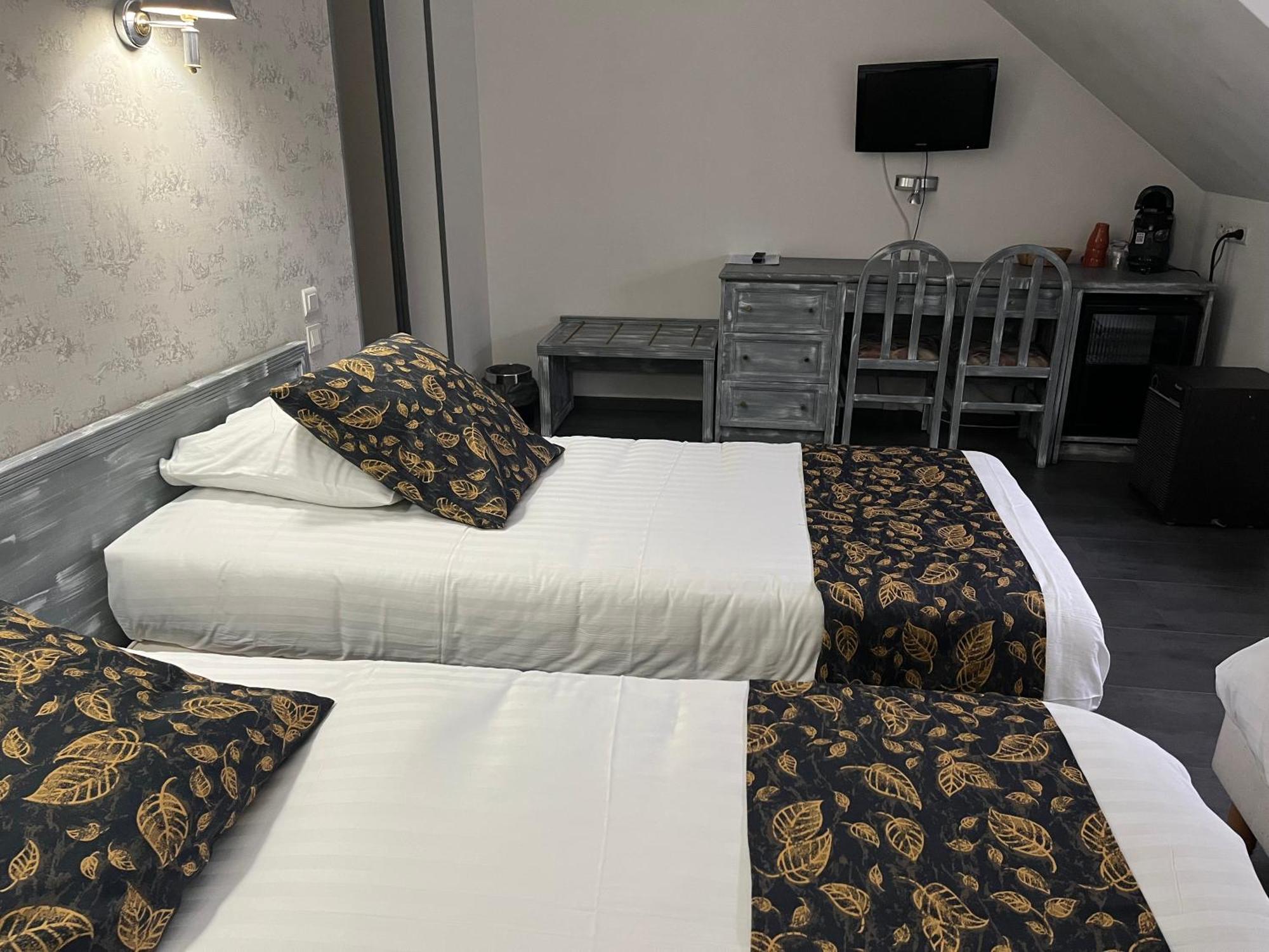 Hotel Val Saint Hilaire Givet Bagian luar foto