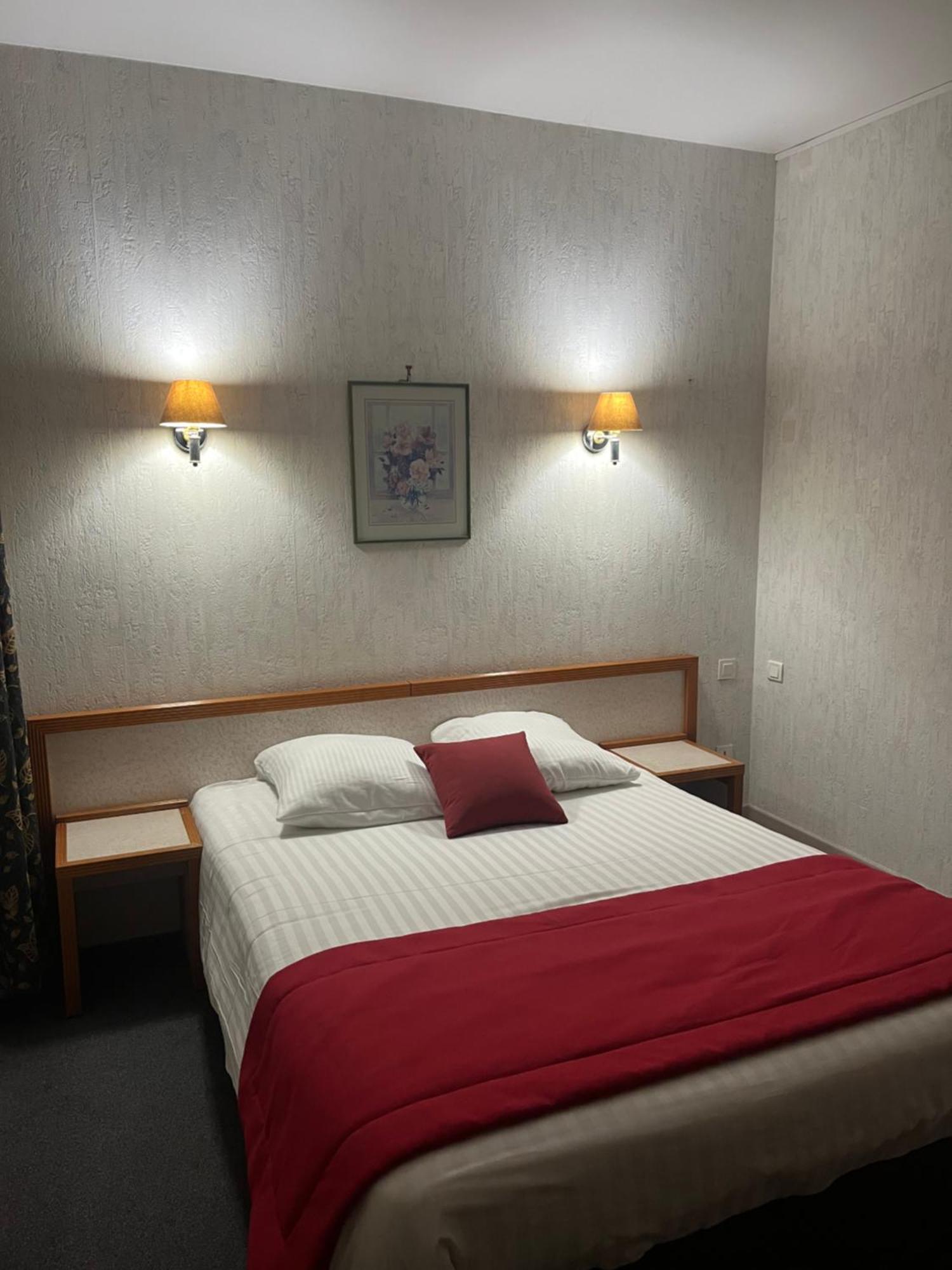 Hotel Val Saint Hilaire Givet Bagian luar foto