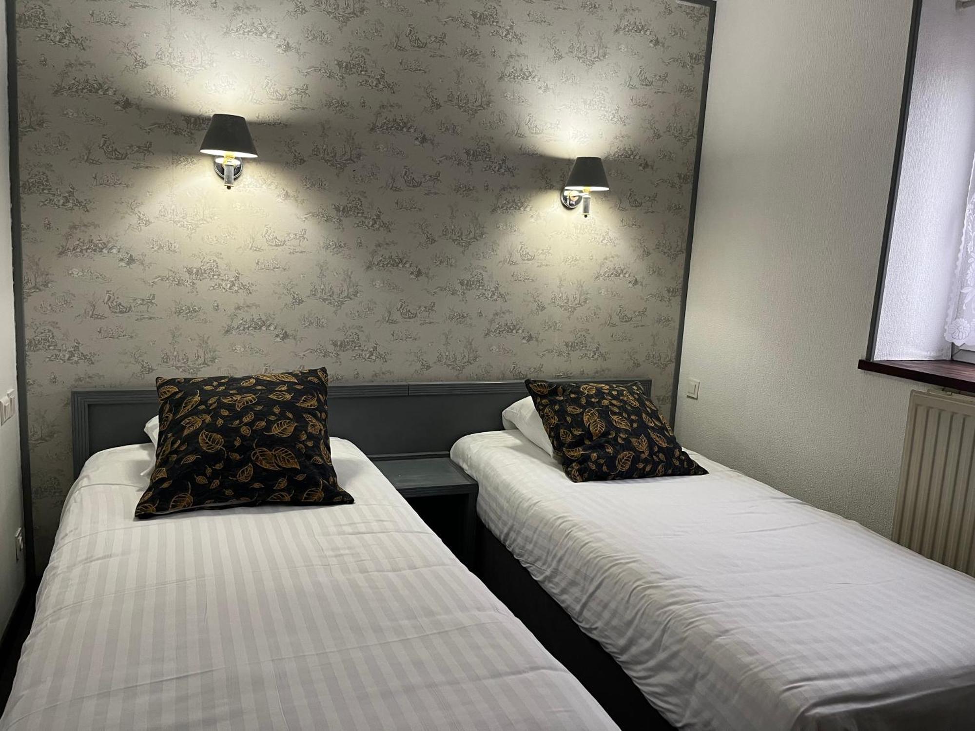 Hotel Val Saint Hilaire Givet Bagian luar foto