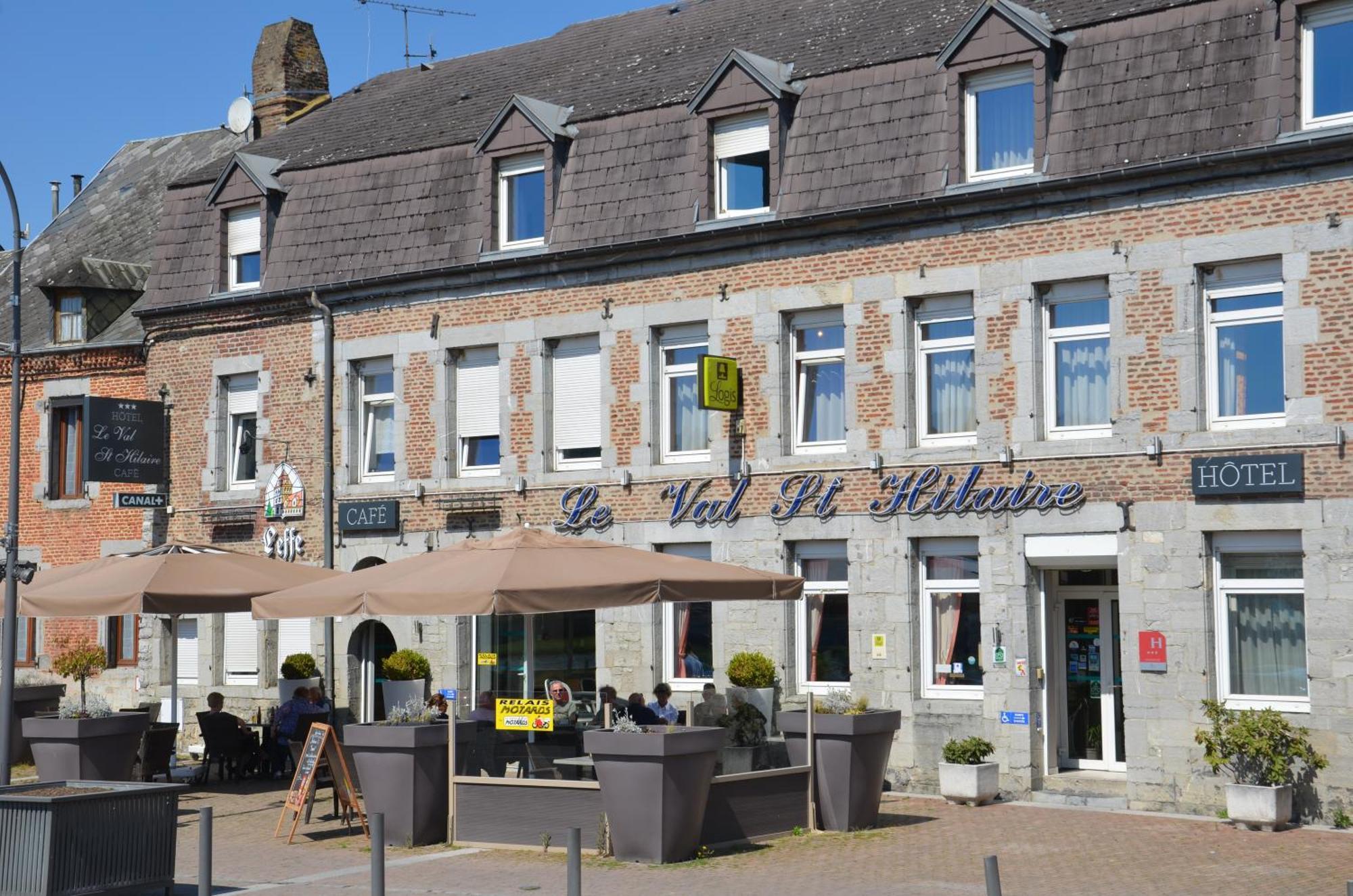 Hotel Val Saint Hilaire Givet Bagian luar foto