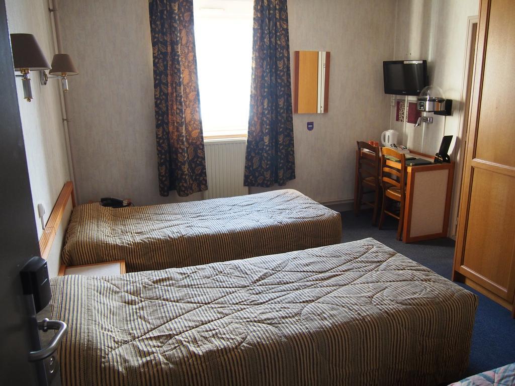 Hotel Val Saint Hilaire Givet Ruang foto