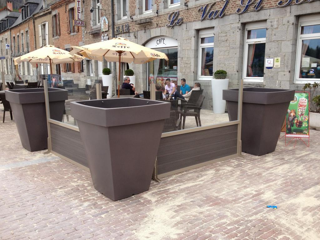 Hotel Val Saint Hilaire Givet Bagian luar foto